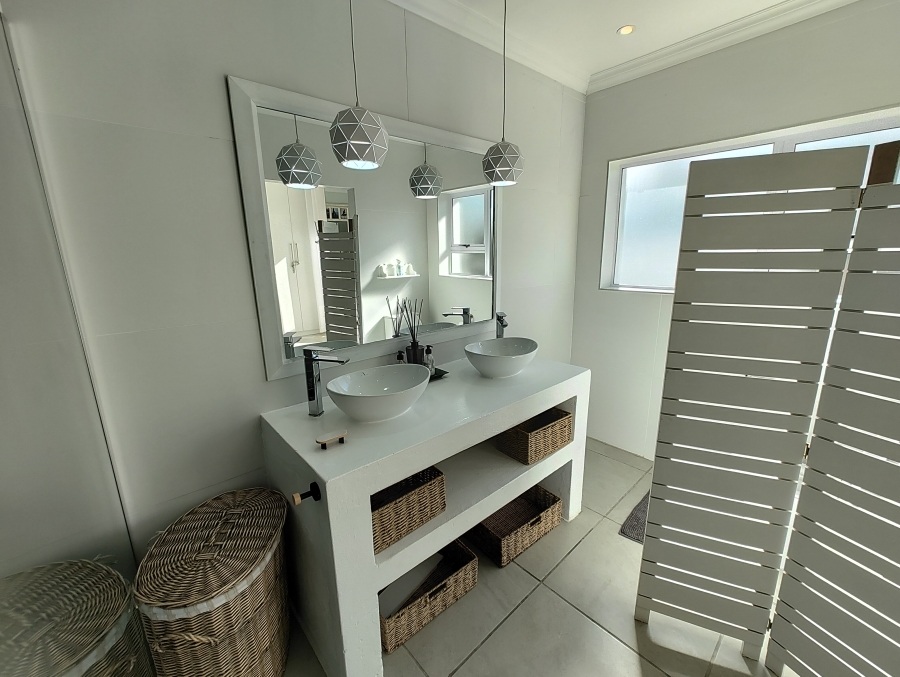 To Let 3 Bedroom Property for Rent in Stilbaai Wes Western Cape